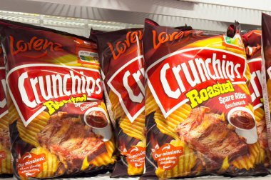 Çıtır cipsler ambalaj ve lezzet odaklı mağaza koridorunda kızartılmış cips görüntüsü.