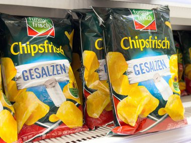 Marketin rafında cipsli cipsler var..