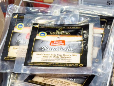 Markette paketlenmiş İspanyol koyun peyniri sergisi.