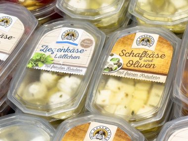 Paketlemede otlu Alman peyniri çeşitliliği.