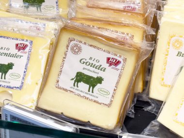 Markette ambalaj vitrininde organik gouda peyniri blokları.
