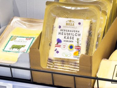 Soğutulmuş rafta bitki süslemeli heumilch peyniri paketi..