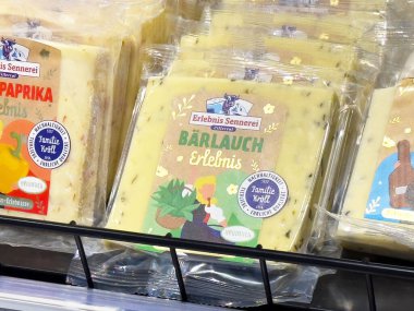 Paketlemede lezzetli bitki çeşitliliğine sahip çeşitli gurme peynirler.