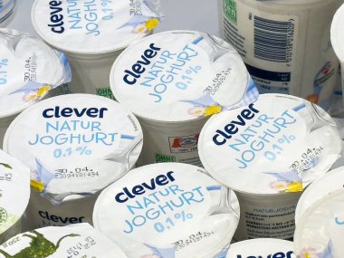 Akıllı natur% 0.1 oranında yoğurt ambalaj görüntüsü ve markette mühürlü kapaklar.