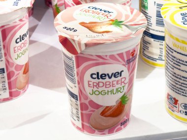 Rafında çilek tasarımı olan akıllı bir Joghurt bardağı..