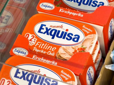 Market vitrininde kırmızı biberli krem peynir paketleme.