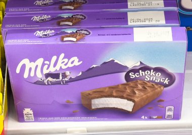 Marketin rafında Milka Schoko çikolata paketleme.