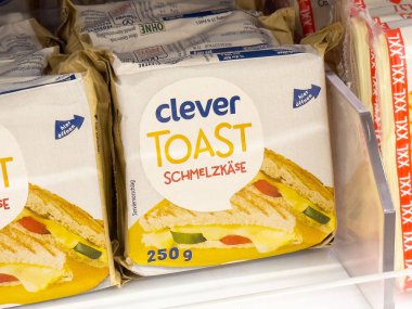 Markette eritilmiş peynir paketi sergileniyor..