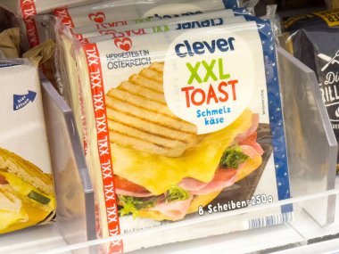 Erimiş peynir ve jambonlu harika bir tost ekmeği..