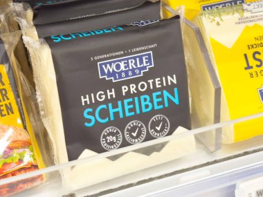 Yüksek protein peynir dilimleri depolama ekranında paketleme.