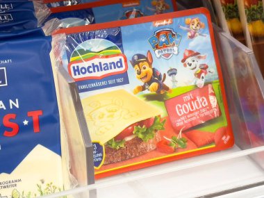 Mağaza vitrininde gouda tasarımlı Hochland pati devriye peynir paketleme.