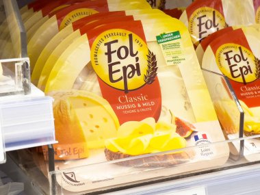 Depo rafında ambalajlanmış epinefrin klasik peyniri.