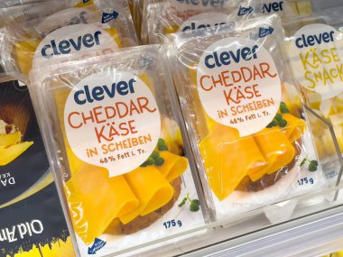 Akıllı çedar peyniri dilimleri mağaza rafında paketleniyor..