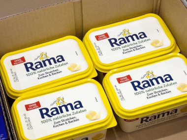 Rama margarin küvetleri karton kutuda sergileniyor..