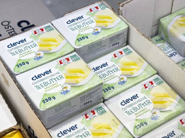 Market koridorunda Avusturya tereyağı ambalajı görüntüsü.