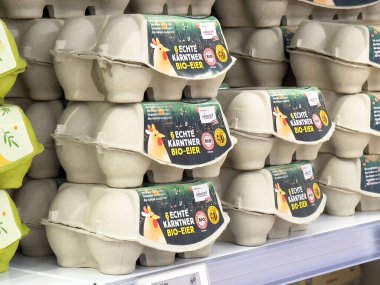 Markette saklanmış organik yumurta kutuları..