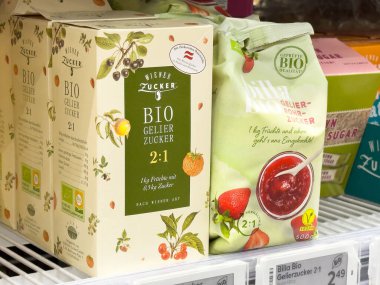 Markette reçel ve jöle severler için organik jel şeker paketleri sergileniyor.