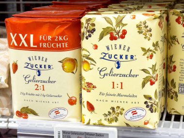 Sosis kabuğu gelierzucker meyve şekeri ambalajı mağaza rafında.