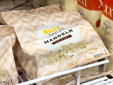 Süpermarket rafında paketlenmiş bademler sergileniyor.