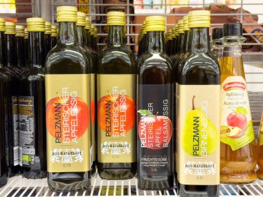 Market rafında Avusturya elma sirkesi şişeleri.