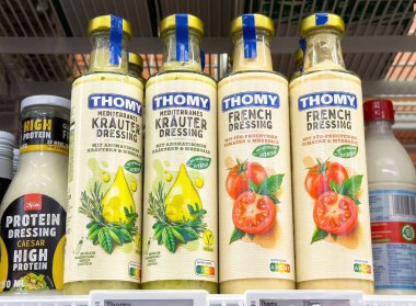 Rafta besin etiketleriyle çeşitli salata sosları var..