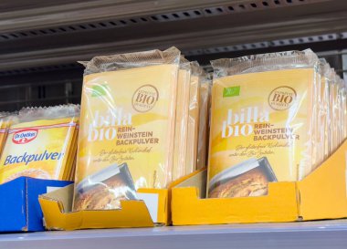 Bir mağaza rafında sergilenen organik kabartma tozu paketi.