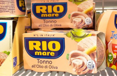 Bakkal rafında Rio mare ton balığı ambalajı görüntüsü.