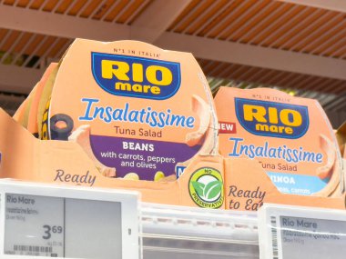 Süpermarket rafında salatalık salatası sergileniyor..