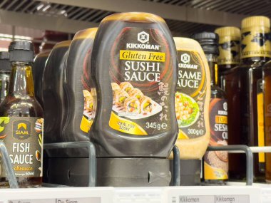 Marketin rafında kikkoman ve siam markalardan oluşan Asyalı soslar var..