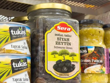 Süpermarket raflarında çeşitli Türk gıda ürünleri sergileniyor.