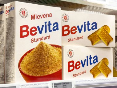 Bevita standart buğday gevreği ve bisküvi kutuları rafta..