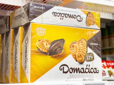 Domacica 'nın orijinal bisküvileri süpermarketin rafında çikolata renkleriyle sergileniyor.