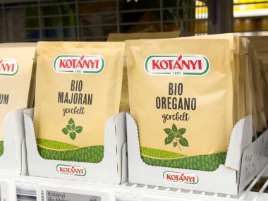 Kotanyi organik otları süpermarket koridorunda sergilenir: biyo majoran ve kekik ambalajı.