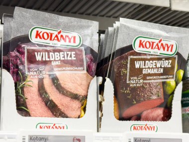 Kotanyi baharat karışımları mağaza rafında sergilenen oyun eti için.