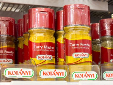 Çeşitli baharat markalarının bulunduğu bakkal koridorunda köri tozu sergileniyor..