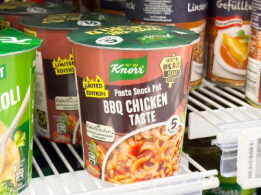 Knorr makarna kabı bbq tavuk tadı süpermarket rafında sınırlı üretim.