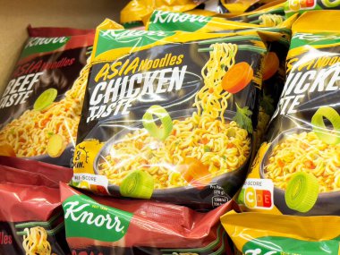 Hazır erişteler tavuk aromalı ve sığır eti aromalı raflarda sergileniyor..