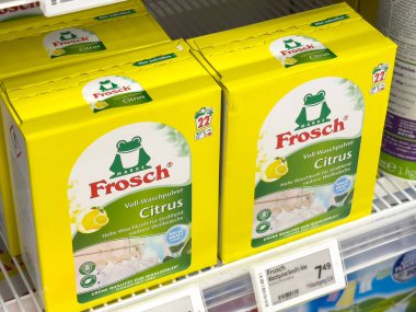 Frosch citrus çamaşır deterjanı marketteki rafta..