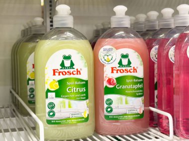 Çevre dostu soğuk sabun şişeleri raflarda narenciye ve narlı kokular sergiliyor..