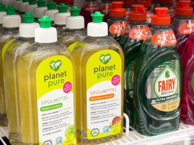 Çevre dostu ve normal markalarla dolu bulaşık deterjanı çeşitliliği.