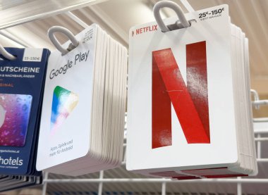 Hediye kartları gösterimi: perakende mağazasında google oyunu ve netflix seçenekleri.