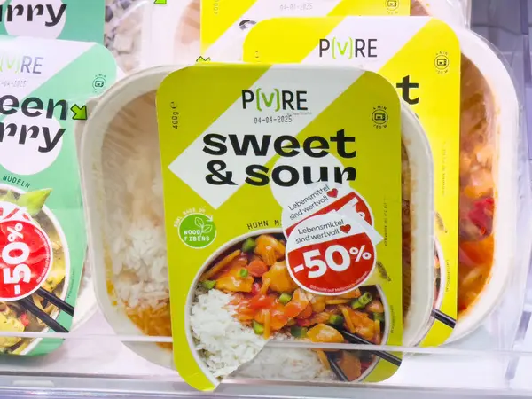 Markette indirimli fiyatlı vejetaryen tatlı ve ekşi pirinç yemeği..