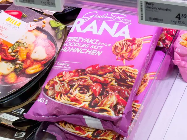 Market rafında Teriyaki tarzı erişte ambalajı.