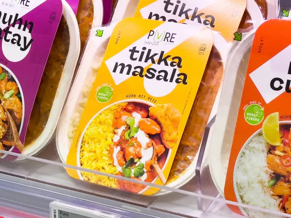 Süpermarket ambalajında Hint tikka masala yemeği.
