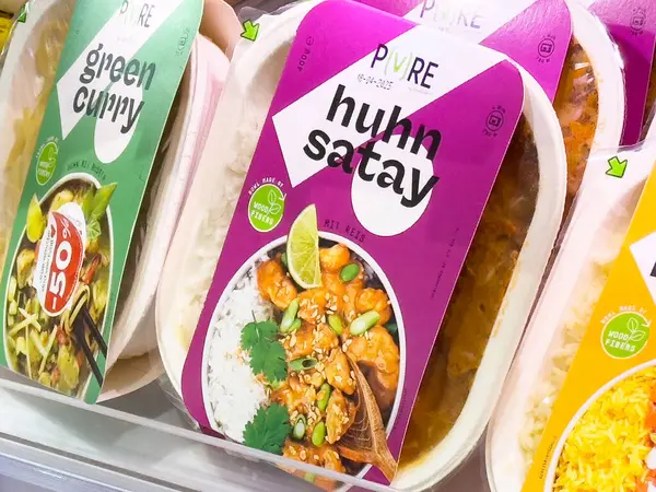 Asya mutfağı süpermarkette sergilenen hazır yemekler.