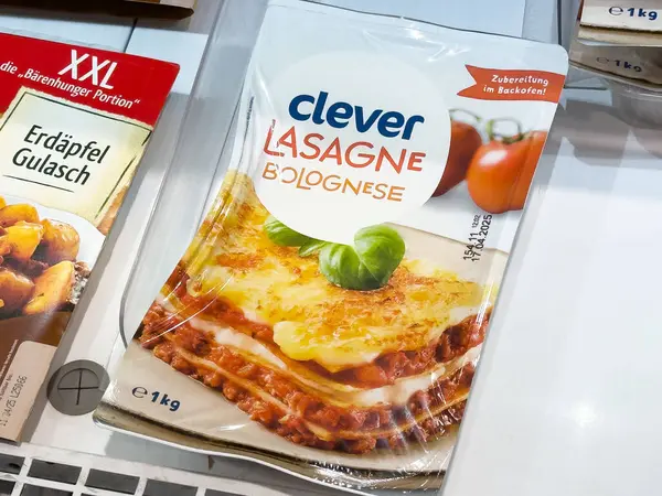 Süpermarket rafında akıllı bir bolonez ambalajı..