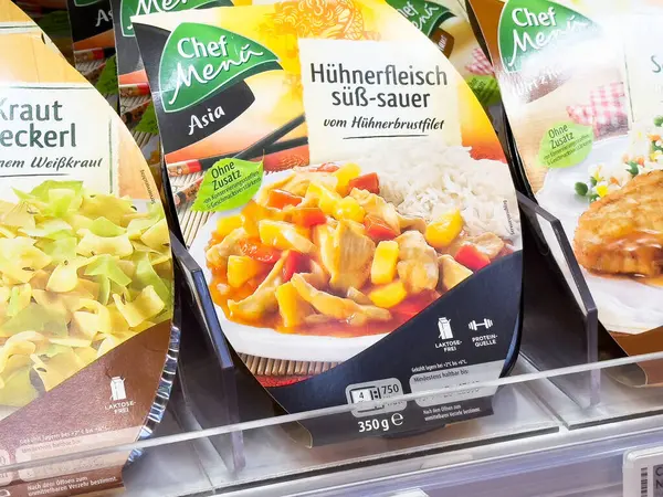 Market vitrininde pirinçli tatlı ve ekşi tavuk..