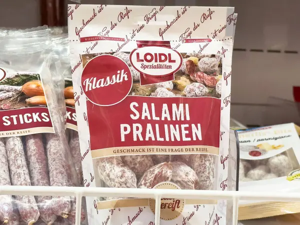 Market vitrininde klasik ambalajlı salam pralinen.