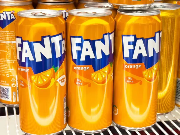 Buzdolabında portakal aromalı meşrubat var..