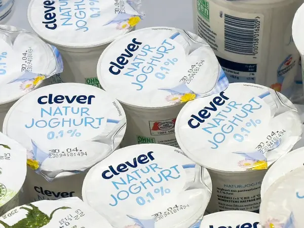 Akıllı natur% 0.1 oranında yoğurt ambalaj görüntüsü ve markette mühürlü kapaklar.